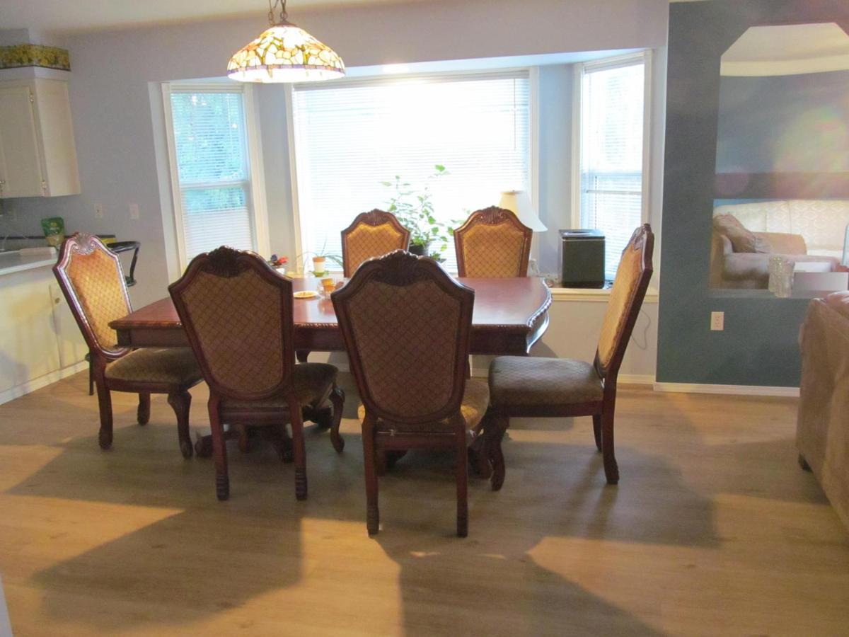 Anita'S Bed & Breakfast Private Rooms Downstairs Abbotsford Exterior photo